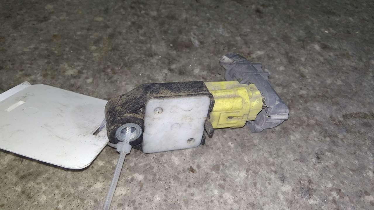 датчик удара левый 